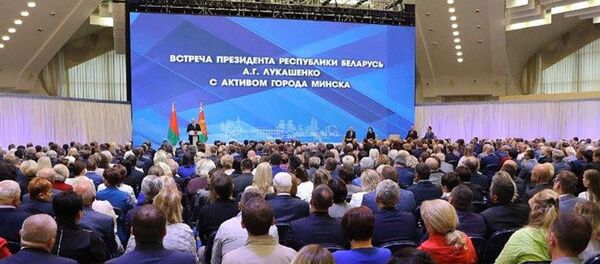 Александр Лукашенко на встрече с активом Минска - Sputnik Беларусь