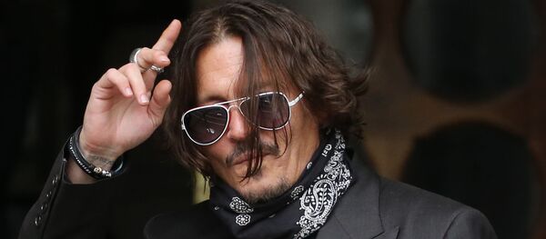 Джон Депп прибывает на судебное разбирательство по случаю развода с Эмбер Херд Джон Депп прибывает на судебное разбирательство по случаю развода с Эмбер Херд - Sputnik Беларусь