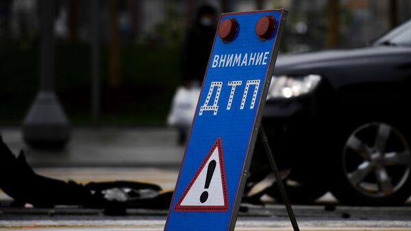 Дорожный знак на месте аварии, архивное фото - Sputnik Беларусь