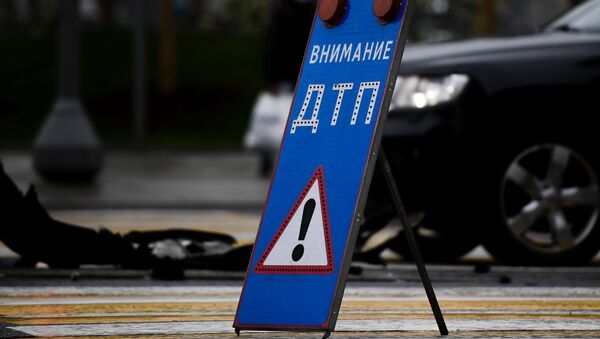 Дорожный знак на месте аварии, архивное фото - Sputnik Беларусь