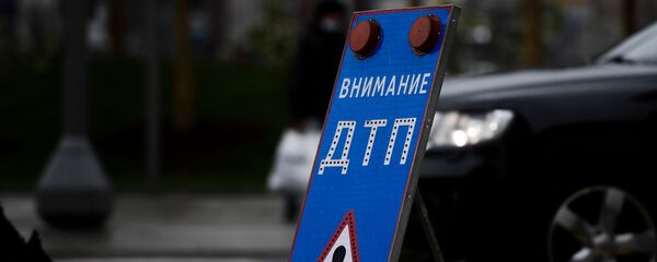 Дорожный знак на месте аварии, архивное фото - Sputnik Беларусь