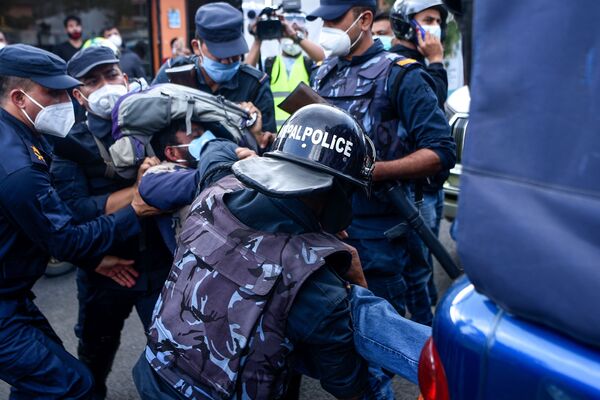 Полиция задерживает демонстрантов, протестующего против политики правительства Непала по борьбе с ситуацией с коронавирусом - Sputnik Беларусь