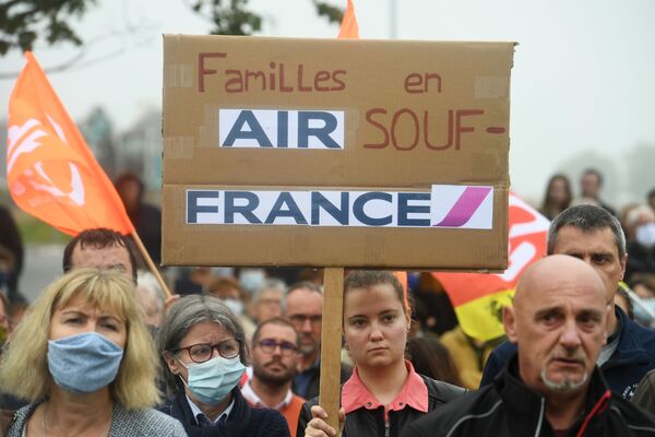 Протестующие держат табличку с надписью Семьи в страданиях, Air France - Sputnik Беларусь