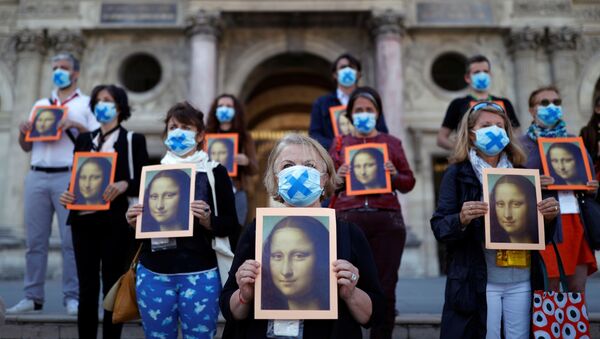 Парижские гиды держат плакаты с изображением картины Мона Лиза Леонардо да Винчи во время акции во дворе Лувра - Sputnik Беларусь