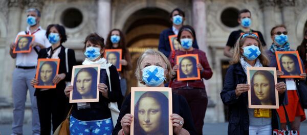 Парижские гиды держат плакаты с изображением картины Мона Лиза Леонардо да Винчи во время акции во дворе Лувра - Sputnik Беларусь